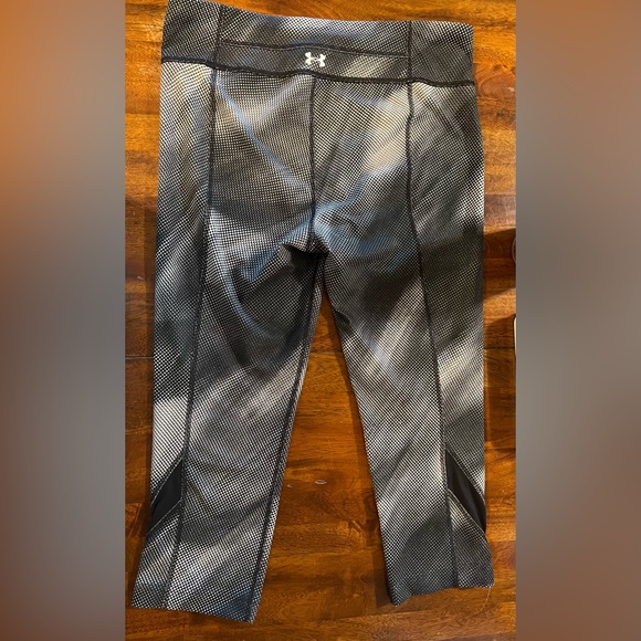 Under Armour capri leggings, black and white print, size med (see measurements) - Picture 4 of 7